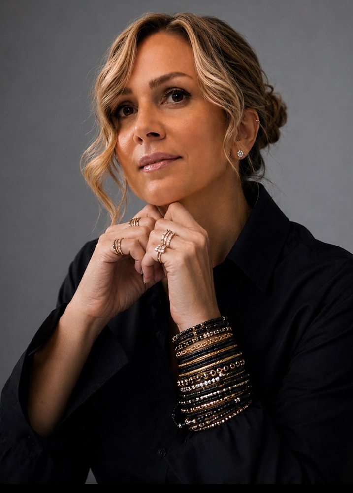 Petek Güney portre — konservatuvar mezunu tiyatro oyuncusu ve drama eğitmeni
